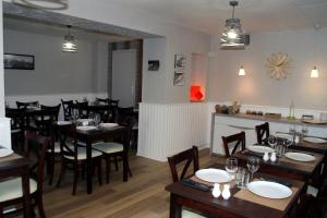 Restoran või mõni muu söögikoht majutusasutuses Hôtel Les Castets d'Ayré
