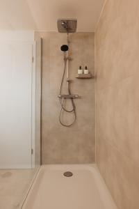 a shower in a bathroom with a bath tub at Next Lap - Rooms in Quiddelbach