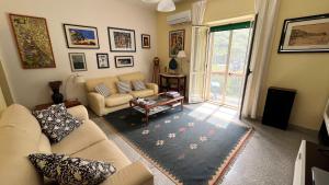 a living room with a couch and a table at WELCOME - Scilla Casa Vacanze in Scilla