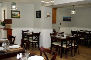 une salle à manger avec des tables et des chaises dans un restaurant dans l'établissement Hôtel Les Castets d'Ayré, à Barèges