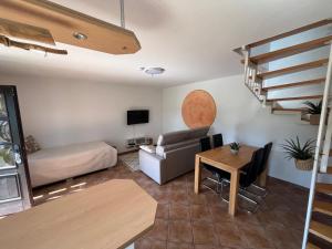 a living room with a couch and a bed and a table at Ferienwohnung mit Garten am Venekotensee in Niederkrüchten