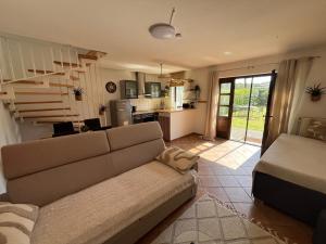 a living room with a couch and a kitchen at Ferienwohnung mit Garten am Venekotensee in Niederkrüchten