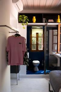 ein Zimmer mit Schlafzimmer und Badezimmer mit Toilette in der Unterkunft Araldo in Chania + 45 Fotos