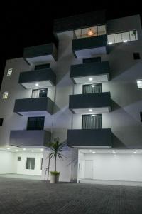 ein Gebäude mit einer Palme davor in der Unterkunft Caza Flat Hotel in Constantina