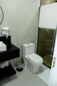 ein weißes Badezimmer mit Toilette und Dusche in der Unterkunft Caza Flat Hotel in Constantina