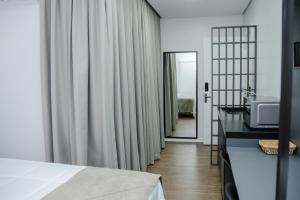 ein Hotelzimmer mit Bett und Spiegel in der Unterkunft Caza Flat Hotel in Constantina