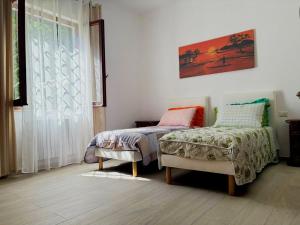 a bedroom with two beds and a window at Casa della Fiera 9 in Narni