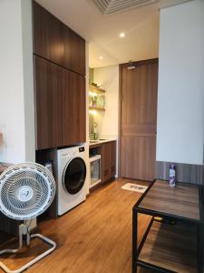 a living room with a washer and a microwave at Yana Apec Phu Yen in Tuy Hoa