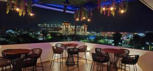 Eine Bar mit Blick auf die Stadt bei Nacht in der Unterkunft Hotel Azalea Rooftop in Aguascalientes
