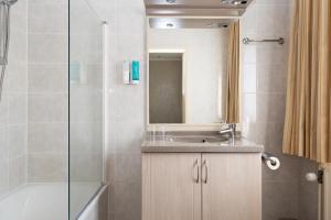 ein Badezimmer mit Waschbecken und Dusche in der Unterkunft Hotel Amary in Maldegem + 39 Fotos