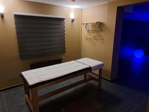 a room with a basketball hoop and a bench at Suites et Wellness des Champs-Elysées in Ciney +2 photos