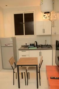 a kitchen with a table and chairs and a sink at شقق نور الفخامه المخدومه in Buraydah