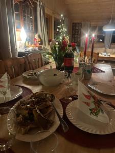 ein Tisch mit Tellern voller Essen darauf in der Unterkunft Geilo Living in Holo + 15 Fotos