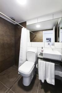 Bilik mandi di Hotel Alto San Isidro