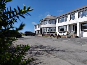 ein Gebäude, vor dem ein Auto geparkt ist in der Unterkunft Windsor Local in Haverfordwest