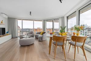 a living room with a table and chairs at Baldus 0401 P47 in Sint-Idesbald