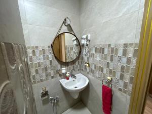 a bathroom with a sink and a mirror at Fatah O 9 in Luxor