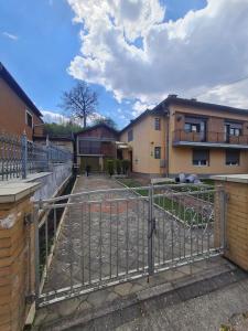 a metal gate in front of a building at Apartmani Bistrivoda in Vogošća