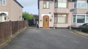 ein Haus mit einer braunen Tür an einer Einfahrt in der Unterkunft Ansty view in Coventry