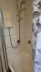 ein Badezimmer mit Dusche und Badewanne in der Unterkunft Ansty view in Coventry + 24 Fotos