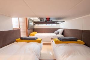a room with three beds in a room at 2BR Heated Yacht, Lymington Centre, Beautiful View in Lymington