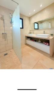 a bathroom with a sink and a shower at Villa sympa calme in Casablanca