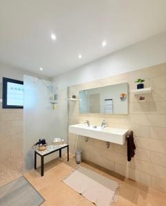 a bathroom with a sink and a mirror at Villa sympa calme in Casablanca