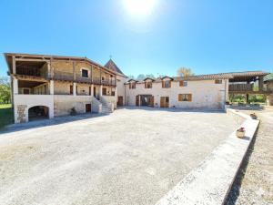 an exterior view of a house with a large driveway at Les Mémis in Brantome en Perigord
