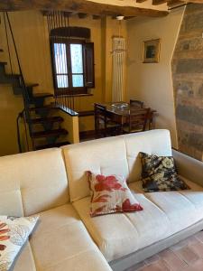 a couch with two pillows sitting in a living room at Agriturismo Del Casato in Sansepolcro