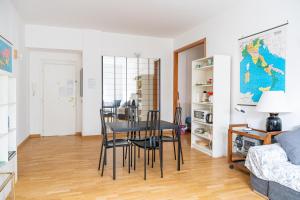 a dining room with a table and chairs at AppleCat in Rome +22 photos