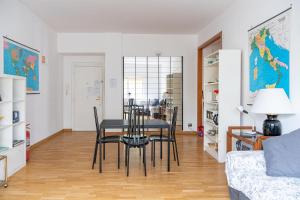a dining room with a table and chairs at AppleCat in Rome