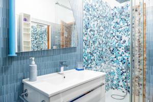 a bathroom with a sink and a shower at AppleCat in Rome