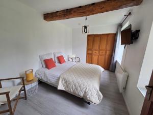 a bedroom with a bed with red pillows on it at Haras de la Ressée in Agnez-lès-Duisans