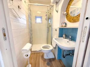 a small bathroom with a toilet and a sink at Il Moscardino in Vico Equense