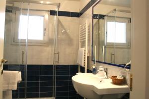 A bathroom at BB Sesto Piano Még 28 kép