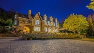 a large building at night with lights on at Villa MONTGOMMERY in Saint-Jean-le-Thomas