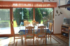 a dining room with a table and chairs and a window at PRHS08001-FeHaus-Diekkroon in Presen