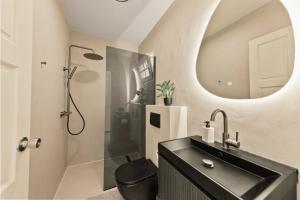 a bathroom with a black sink and a shower at Marina Apartment A2, luxury waterfront apartment Spanish Water, Jan Thiel, Curaçao in Jan Thiel +12 photos
