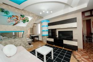 a living room with a couch and a fish tank at ERA RENT Apartments in Chişinău