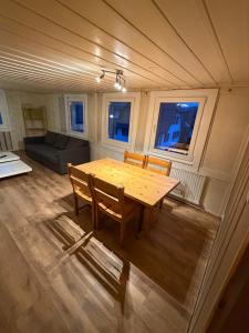 an overhead view of a wooden table and chairs in a room at Monteure Maisonette in Eggingen
