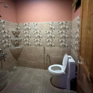 a bathroom with a toilet and a sink at Maya Homestay & Cafe in Kasol