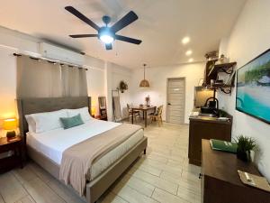 a bedroom with a bed and a ceiling fan at Stylish Apartments - FREE Bikes, Nice Area & Cozy Patio, 10 Minutes to Airport in Belize City
