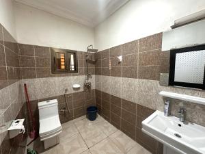 a bathroom with a toilet and a sink at Résidence du Golf in Bamako