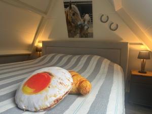 a bed with an egg and croissants on it at Landelijk Hijken in Hijken