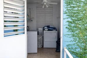 a laundry room with a washer and dryer and a ceiling fan at Emmanuelli Sur 7 Bedroom Mall of San Juan Home in San Juan