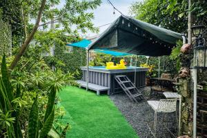 a backyard with a bar with green grass at Emmanuelli Sur 7 Bedroom Mall of San Juan Home in San Juan