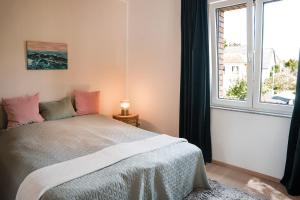 a bedroom with a bed and a large window at Stivolles Ambiente in Niendorf! in Hamburg