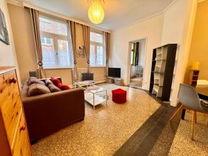 a living room with a couch and a tv at L'entre 2 places, Apt 42 m² hyper centre Arras in Arras