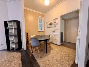 a dining room with a table and chairs at L'entre 2 places, Apt 42 m² hyper centre Arras in Arras