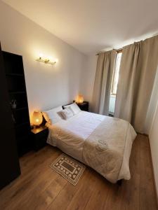 a bedroom with a large bed and a window at Casa Renoir appartamento a due passi dal lago in Verbania